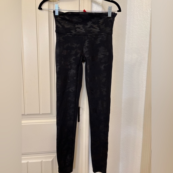 SPANX Pants - Spanx Camo Leggings Women’s Medium Black High Waisted Shaping Activewear